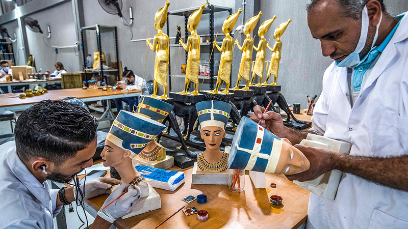 الكثيرون من صغار الحرفيين فقدوا منذ بدء جائحة &laquo;كوفيد-19&raquo; إيرادات كانت تعينهم على سد احتياجاتهم.  أ.ف.ب