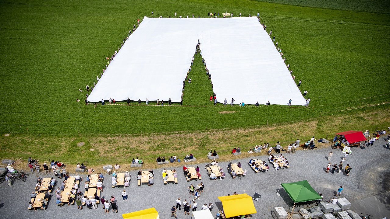 السروال الضخم معروض فى بلدة بيرومونستر بسويسرا.
إي.بي.أيه