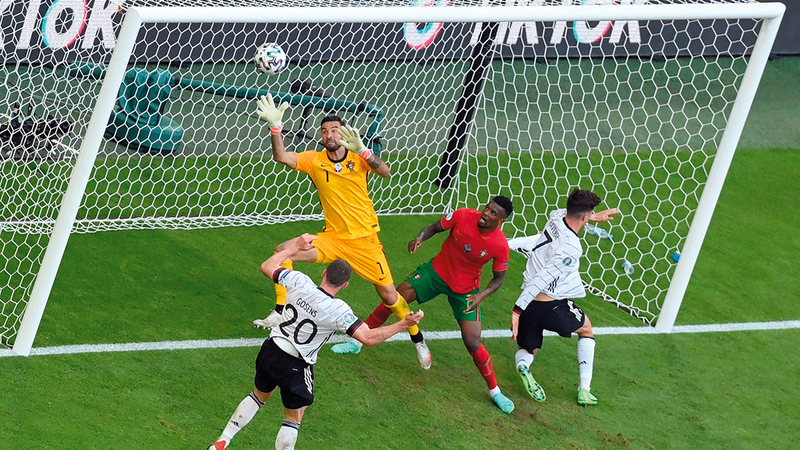 جوسينس يغمز الكرة في مرمى البرتغال محرزاً الهدف الرابع.   أ.ف.ب