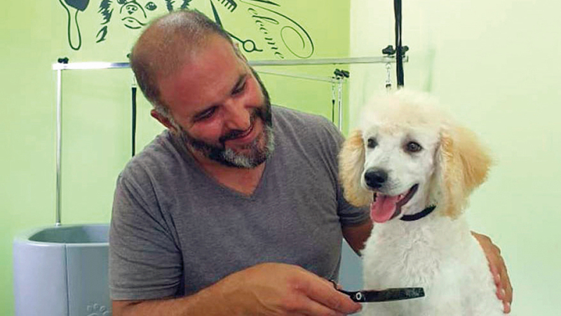 جورج غطاس يقدم حلاً لمن لا يجدون مكاناً لحيواناتهم الأليفة.  أ.ف.ب