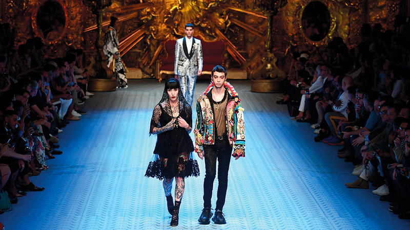 عرض أزياء المصممَين الصقليَّين أقيم في دار سينما سابقة أصبحت المقر الرئيس للدار التي تحمل اسميهما.   أ.ف.ب