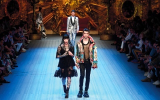 الصورة: «دولتشه إيه غابانا».. ملابس حافلة بالغرابة مضادة للاكتئاب