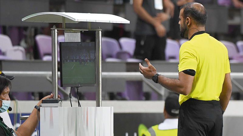 تقليص وقت «الفار» من أهم المشكلات.   تصوير: إريك أرازاس