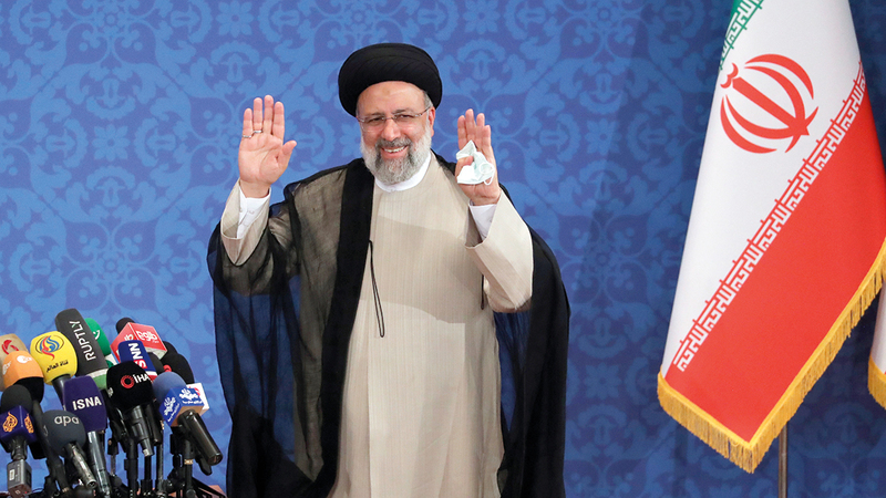 رئيسي فاز في الانتخابات بدعم حلفائه السياسيين المقربين.  إي.بي.إيه