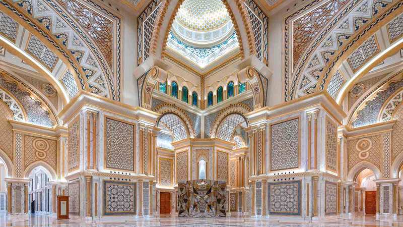 الألواح الرخامية العاكسة للصور تضفي المزيد من البهاء على ملامح المكان.   من المصدر