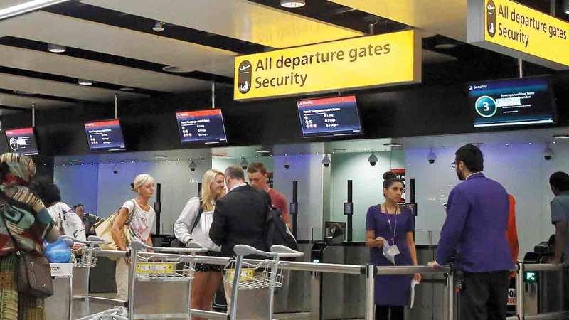 مطار هيثرو أحد المنافذ التي يتم إبعاد المهاجرين من خلالها.   رويترز