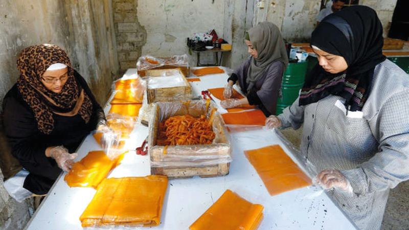 تناقلت عائلة زبيبي جيلاً بعد جيل زراعة المشمش وصناعة حلويات قمرالدين.   رويترز