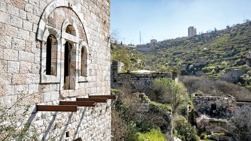 أراضي ومنازل «لفتا» المهجّرة تئنّ من وطأة الاستيطان.   الإمارات اليوم