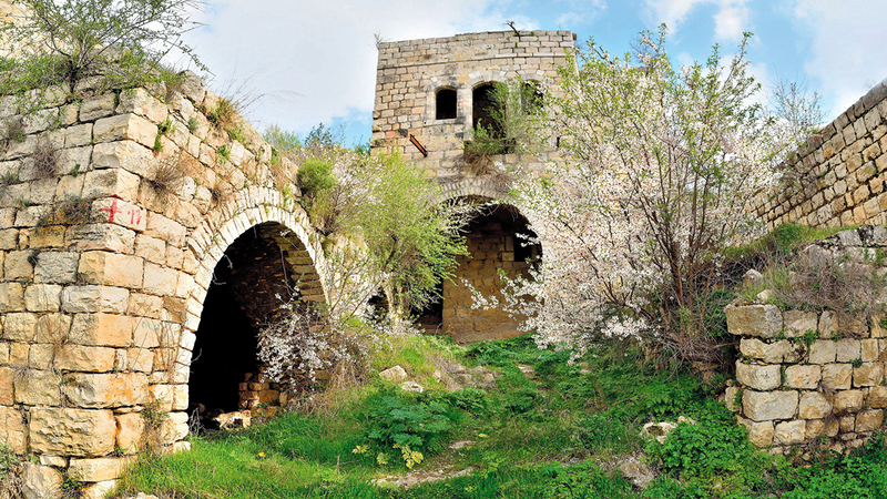 منازل ما قبل النكبة لاتزال صامدة للتدليل على أصحاب المكان.    الإمارات اليوم