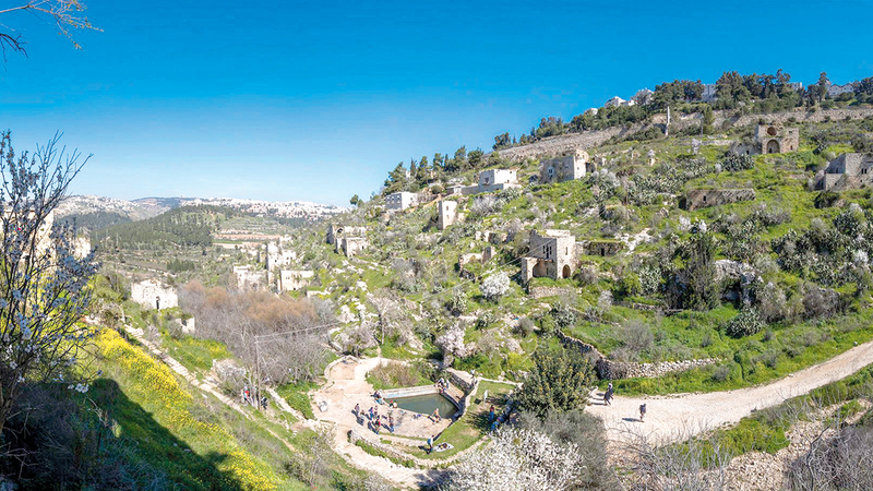 قرية «لفتا» غنية بالآثار الكنعانية وعيون المياه والأشجار المثمرة.   الإمارات اليوم