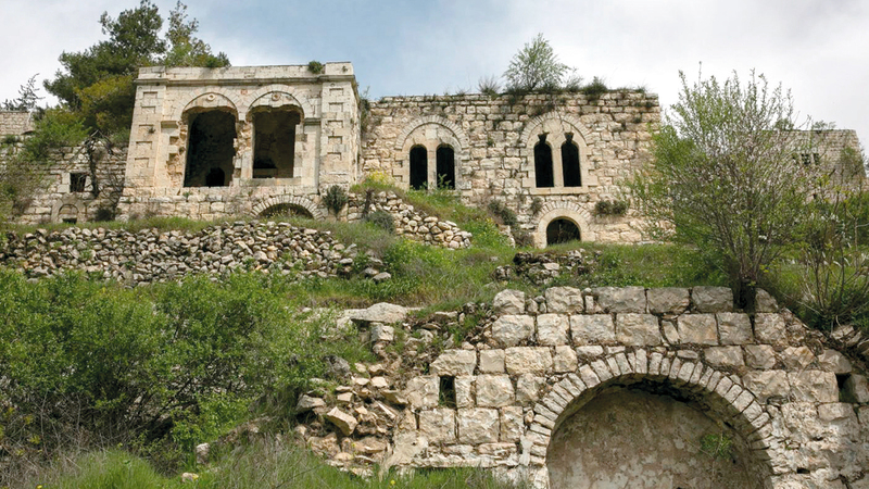 منازل الفلسطينيين المهجّرين مازالت شامخة حتى اليوم.   الإمارات اليوم