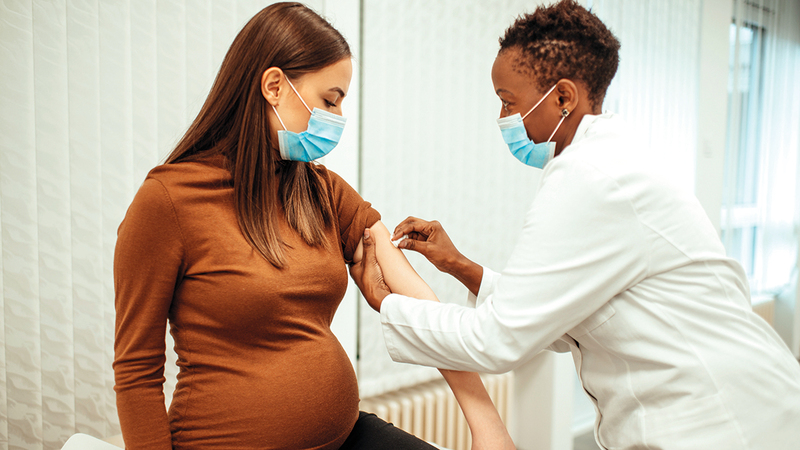 الهيئة أكدت على ضرورة مراجعة الحامل للطبيب في حال وجود موانع صحية تحول دون أخذ اللقاح.   أرشيفية