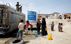 الصورة: الإرياني يحذّر من مخاطر كارثية تتهدّد 2.3 مليون نازح يمني