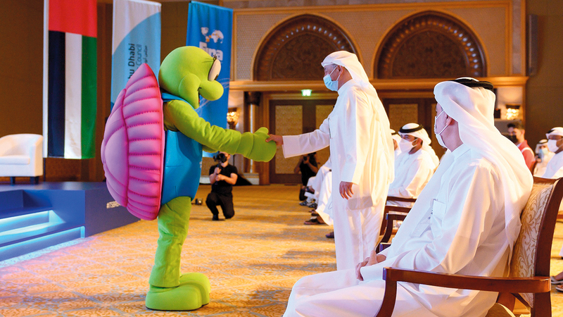 جانب من الكشف عن تعويذة البطولة العالمية أمس.  من المصدر