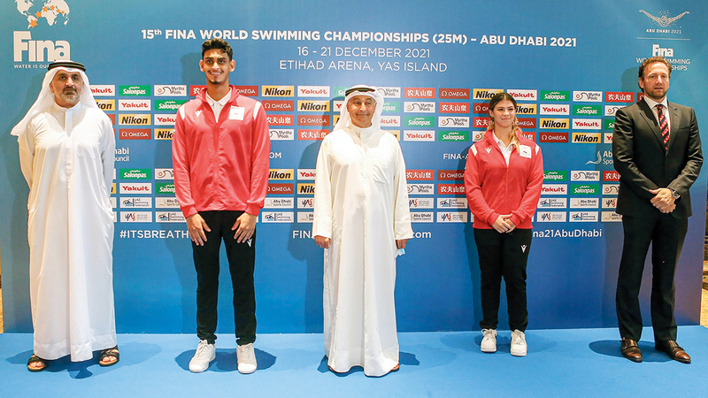 حسين المسلم وعارف العواني وبرنت نويكي ونجما المنتخب للسباحة يوسف المطروشي وليلى الخطيب خلال المؤتمر الصحافي أمس.   من المصدر