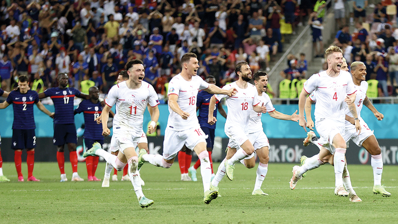 فرحة كبيرة للاعبي سويسرا بعد التأهل إلى ربع النهائي.   أ.ب