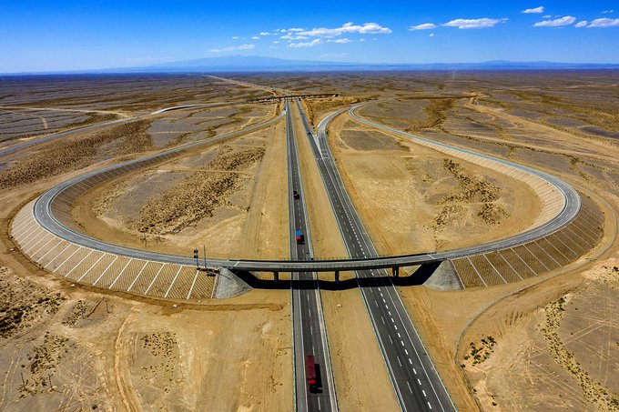 بالصور.. الصين تفتتح أطول طريق سريع عابر للصحراء في العالم - أخبار الموقع -  متابعات - الإمارات اليوم