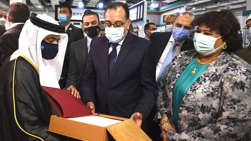 مصطفى مدبولي وإيناس عبدالدايم وأحمد العامري خلال جولة في جناح «الشارقة للكتاب».  من المصدر