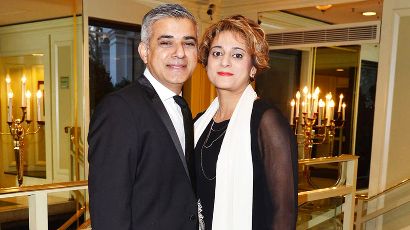 خان وزوجته عائلة ملتزمة دينياً.  أرشيفية