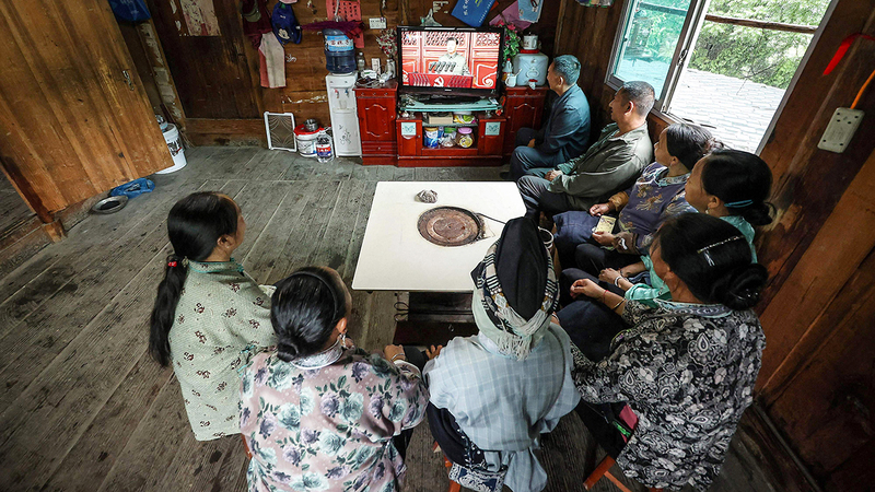 عدد كبير من الصينيين الذين يشاهدون فعاليات مؤتمر الحزب الشيوعي يطالبون بمزيد من الحريات.  أ.ف.ب