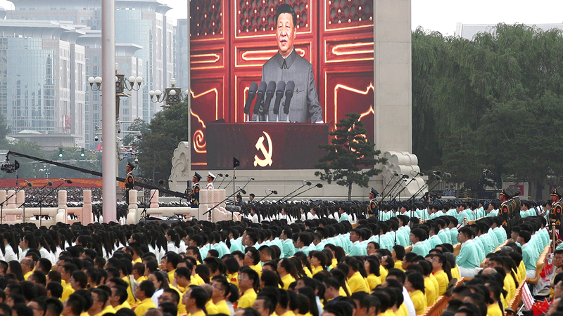 آلاف الصينيين يستمعون إلى خطاب الزعيم شي في ساحة تياننمين.  رويترز