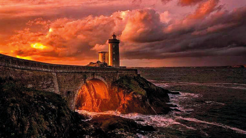 جاذبية المنارات لاتزال قائمة خصوصاً في الأحوال الجوية السيئة.   أرشيفية