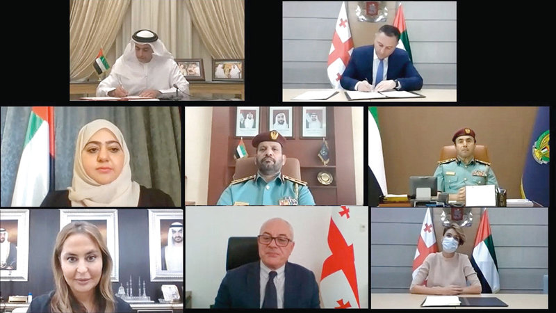 سيف بن زايد خلال توقيع الاتفاقية مع جوميلوري.  من المصدر