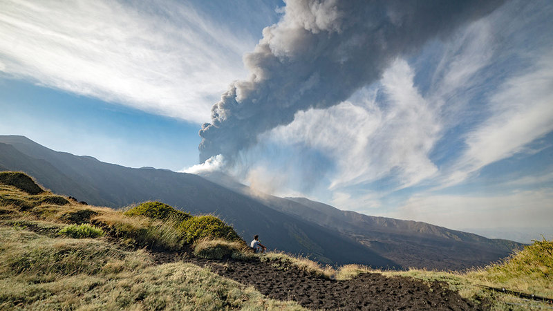 بركان جبل إتنا قد ثار بصورة متكررة خلال الأسابيع الأخيرة.  أ.ب
