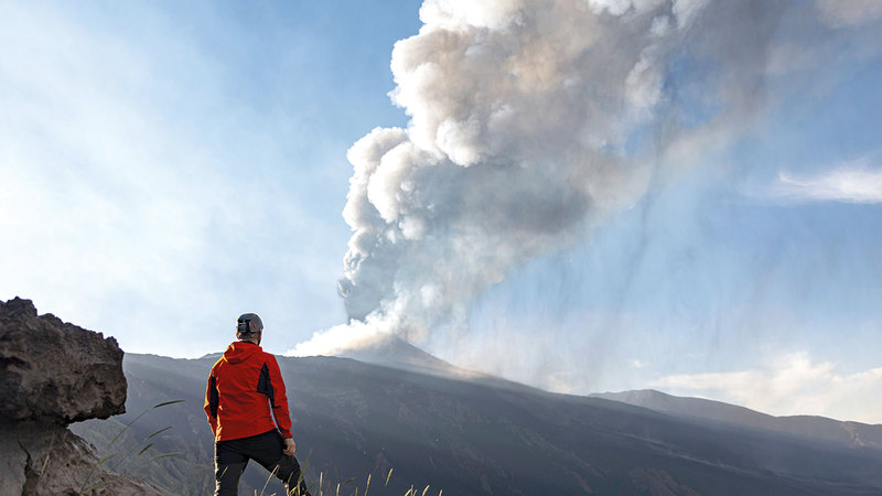 فوهة البركان الجنوبية الشرقية الأكثر نفثاً للحمم.  أ.ب