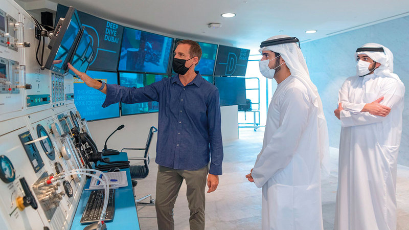 حمدان بن محمد خلال جولته في «ديب دايف دبي» بحضور أحمد بن محمد.  من المصدر