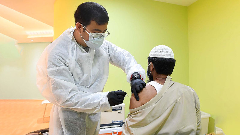 التطعيم ونمط الحياة الصحي والإجراءات الوقائية أبرز طرق الوقاية من خطر «كورونا». الإمارات اليوم