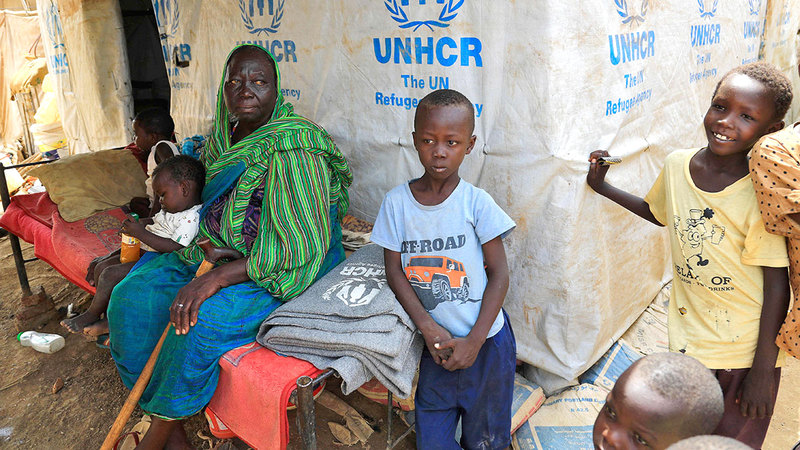 غبريال مع أطفالها في مخيم التكامل.  أ.ف.ب