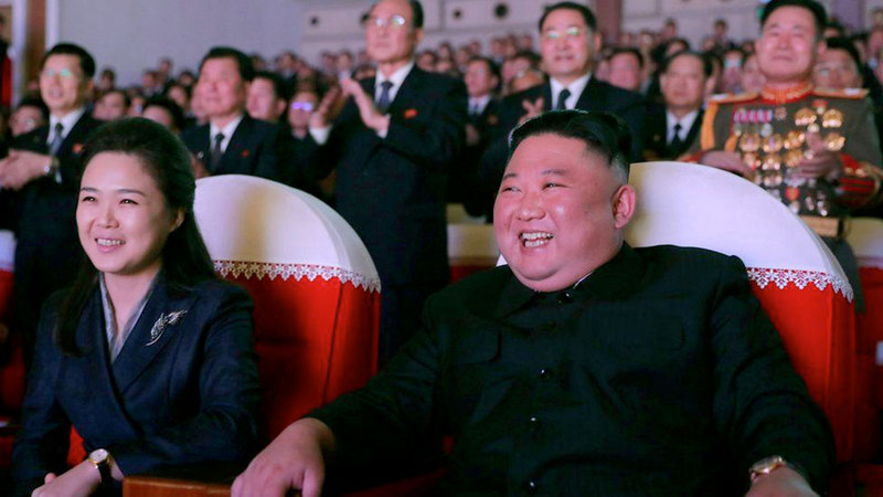 كيم وزوجته التي لا تظهر في العلن إلا نادراً.  أرشيفية