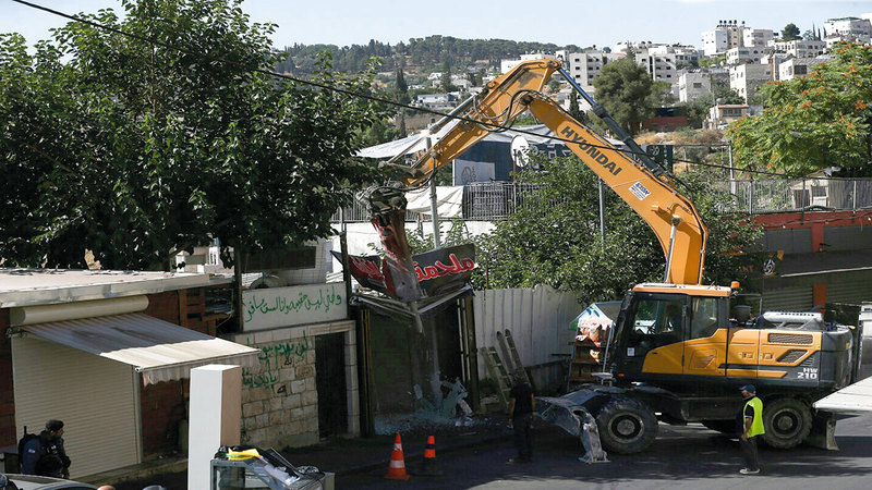 عملية الهدم التي تعرضت لها منشأة الرجبي.  الإمارات اليوم