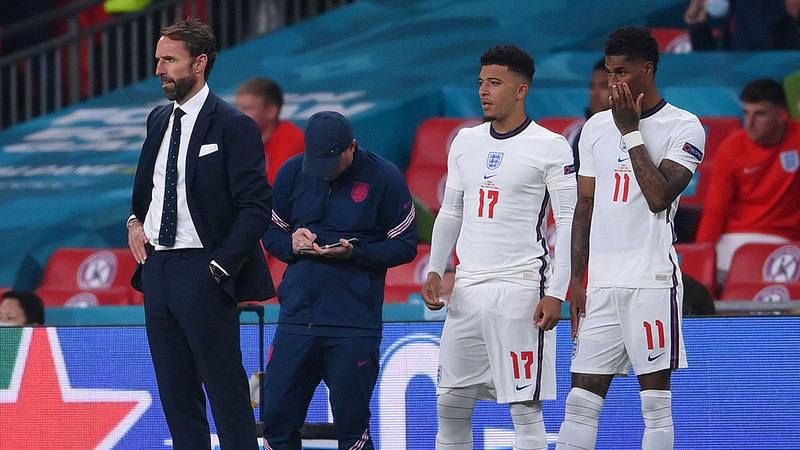 ساوثغيت أشرك راشفورد وسانشو قبل ثوانٍ من ركلات الترجيح وفشل كلاهما في هزّ الشباك.   أ.ف.ب