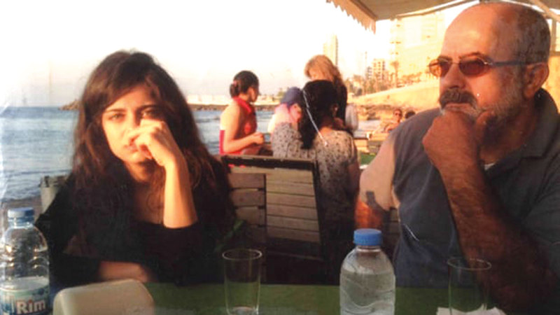 «وفاء» مع والدها قبل اندلاع الثورة السورية.  من المصدر