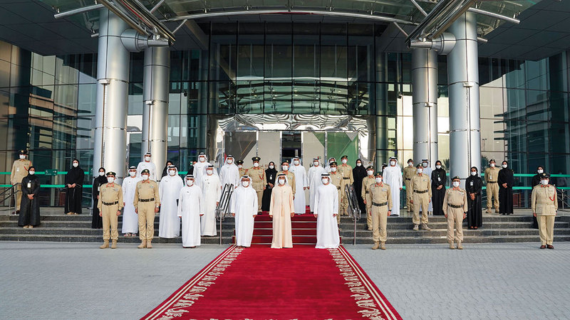 محمد بن راشد خلال زيارته إلى مقر القيادة العامة لشرطة دبي بحضور حمدان بن محمد ومكتوم بن محمد.  وام