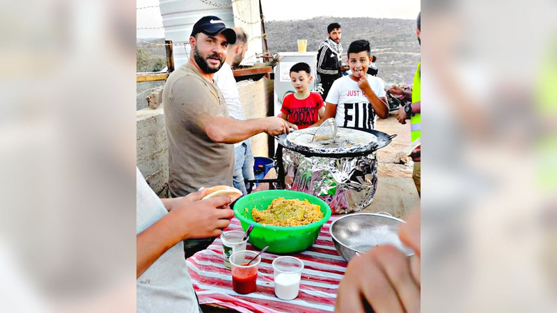 عربة «فلافل الإرباك» أحد أوجه المقاومة الشعبية في «بيتا».   الإمارات اليوم