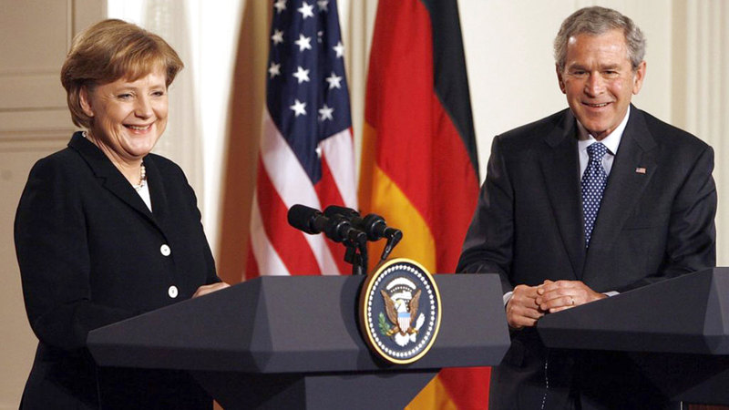 ميركل صادقت بوش.   من المصدر