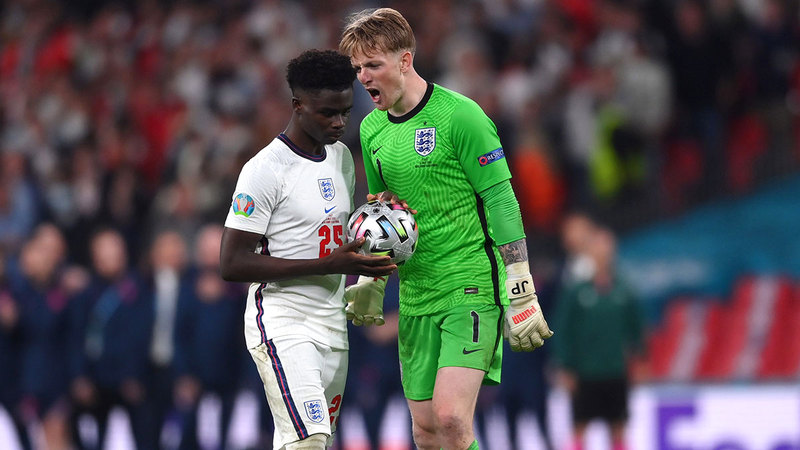 بيكفورد يحفز ساكا على تنفيذ الركلة الحاسمة.   رويترز