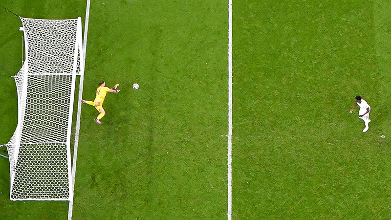 الشاب الواعد بوكايو ساكا يهدر ركلة الترجيح الأخيرة لإنجلترا أمام حارس إيطاليا دوناروما.   أ.ف.ب