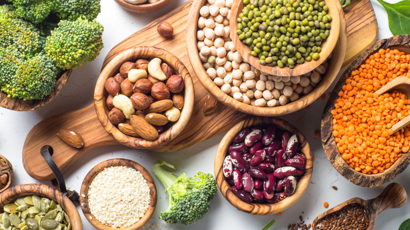 سوق المنتجات الغذائية النباتية تنقسم إلى بدائل البيض والألبان واللحوم.  أرشيفية