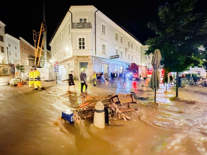 رجال الإطفاء في حالة تأهب قصوى في منطقتي سالزبورغ وتيرول بينما كانت مدينة هالين التاريخية مغمورة بالمياه.