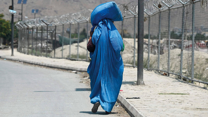 المرأة الأفغانية تخشى سيطرة حركة «طالبان» على مقاليد الحكم في البلاد.  أ.ف.ب