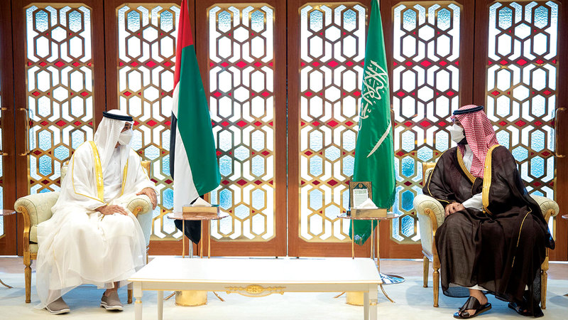 ولي عهد السعودية خلال استقباله محمد بن زايد.   من المصدر