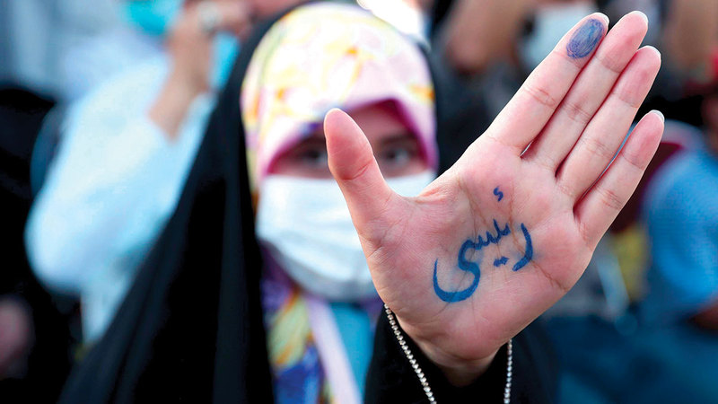 لايزال قطاع واسع من الإيرانيين يتعدى الثلث يؤيد اليمينيين.   أرشيفية