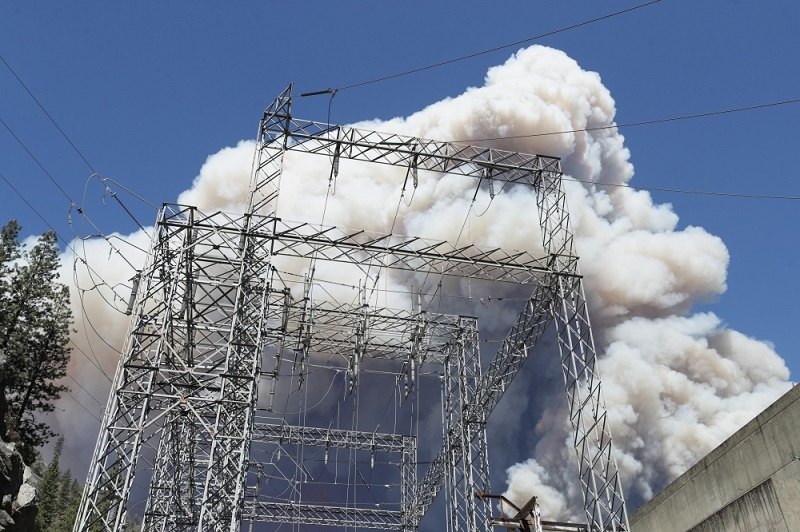تصاعد أعمدة دخان كثيفة من حريق ديكسي فوق غابة بلوماس في كاليفورنيا. الصور عن اي بي اي
