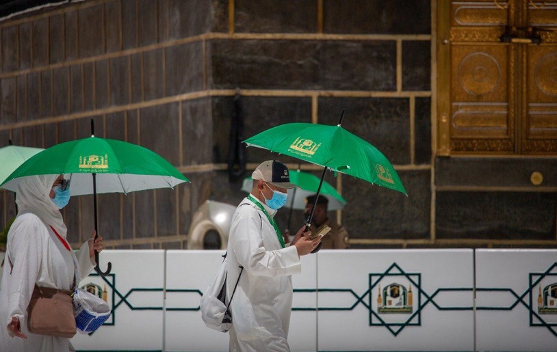 بعض حجاج بيت الله الحرام أثناء طواف الوداع. الصور نقلاً عن الحساب الرسمي لرئاسة شؤون الحرمين عبر "تويتر"