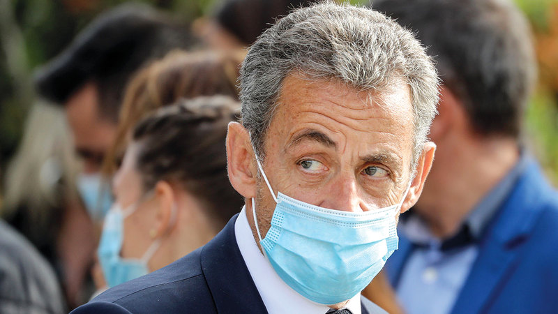 ساركوزي شبّه برتراند بـ«الرجل الذي يقوم بإصلاح ماكينة التصوير».   أ.ف.ب