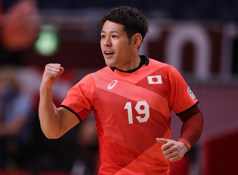 الياباني شينوسوكي توكودا يحتفل بعد تسجيله هدف خلال مباراة كرة اليد رجال في المجموعة ب.